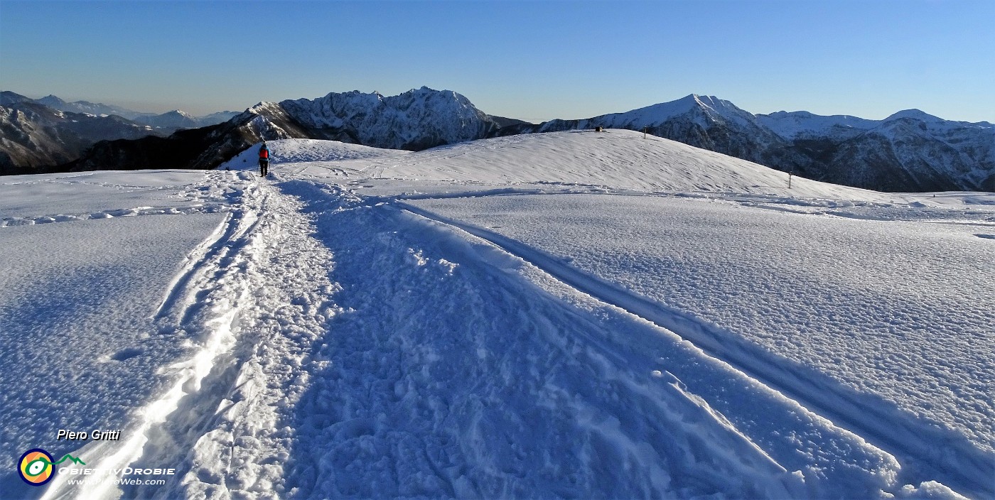 57 Pestando neve battuta con vista in Venturosa.JPG -                                